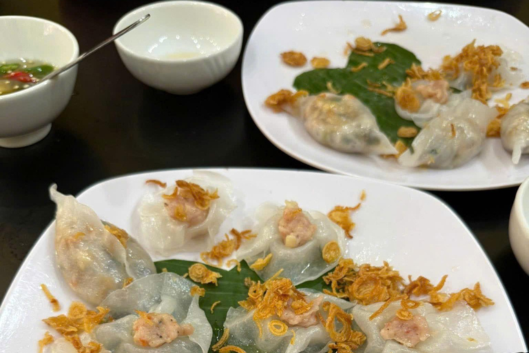 Hoi An: Guided Evening Food Tour w/ Lantern and River Boat