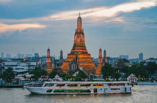 Bangkok: Chao Phraya Meridian – Sonnenuntergangsfahrt mit Buffet und Musik
