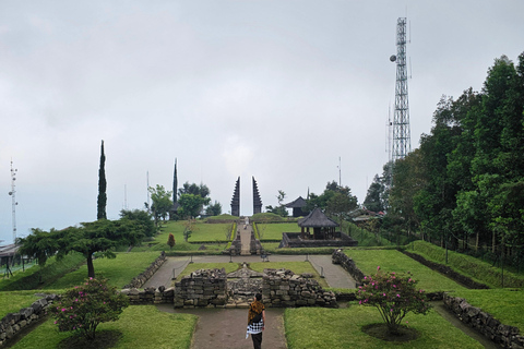 Yogyakarta: escursione al tempio di Sukuh e Cetho e al lago SaranganYogyakarta: escursione di un giorno ai templi di Sukuh e Cetho e al lago Sarangan