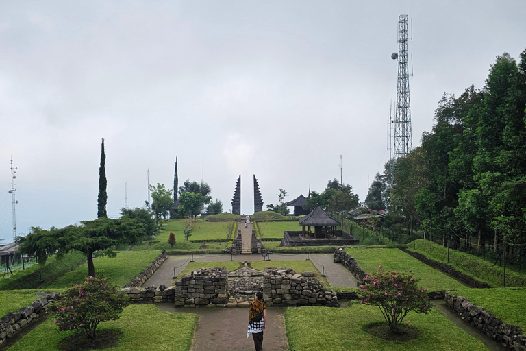 Yogyakarta: escursione al tempio di Sukuh e Cetho e al lago SaranganYogyakarta: escursione di un giorno ai templi di Sukuh e Cetho e al lago Sarangan
