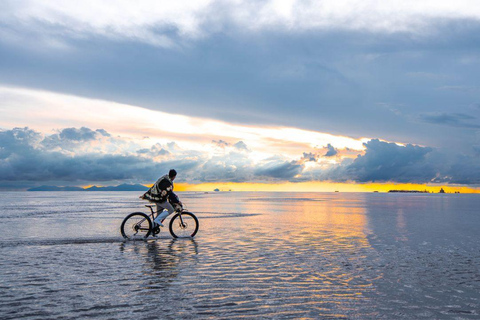 Uyuni Salt Flat: Bike Ride, Breakfast, Lunch, Sunset, Toast