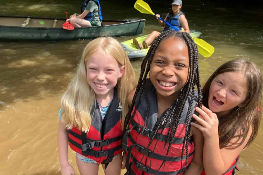 Hocking Hills: Malerische Flussfahrt ab der natürlichen Felsbrücke. Foto: GetYourGuide
