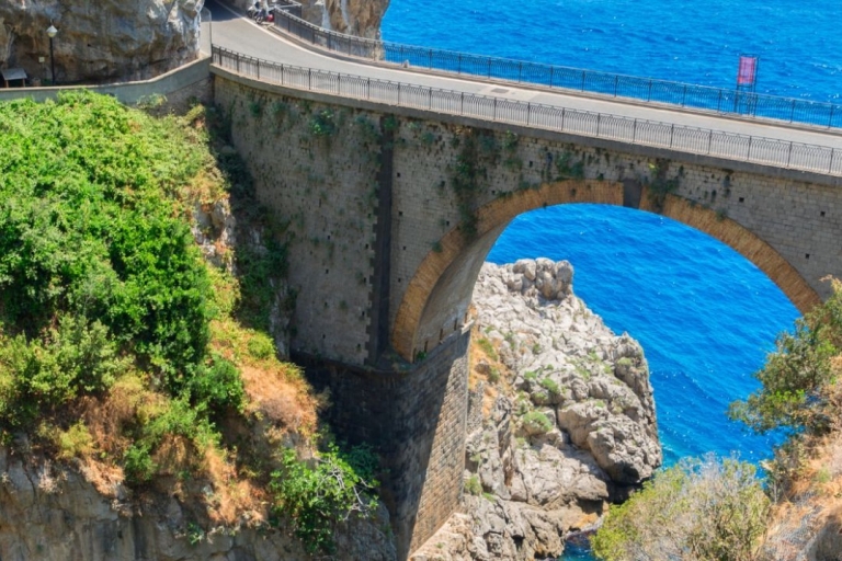 Wybrzeże Amalfitańskie: półprywatna jednodniowa wycieczka szybką kolejąPółprywatna jednodniowa wycieczka na wybrzeże Amalfi pociągiem dużych prędkości