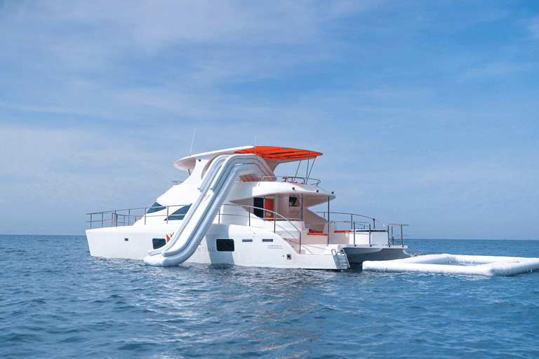 Pattaya: Prive Catamaran eilandhoppenOchtendronde (8.00 - 19.00 uur)