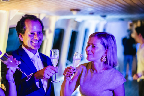 Lisbon: New Year's Eve Onboard w/drinks, music & fireworks Lisbon: New Year's Eve Barco EVORA with Drinks, DJ & Snacks