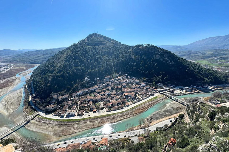 De Tirana: Viagem de 1 dia a Berat com entrada no castelo e no museu