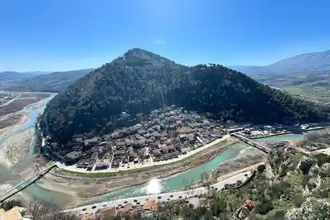 Von Tirana aus: Berat Tagestour mit Burg- und Museumsbesuch