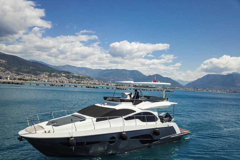 Alanya: Tour privado en yate para días especialesSólo excursión en yate, sin traslado, sin comida ni bebidas