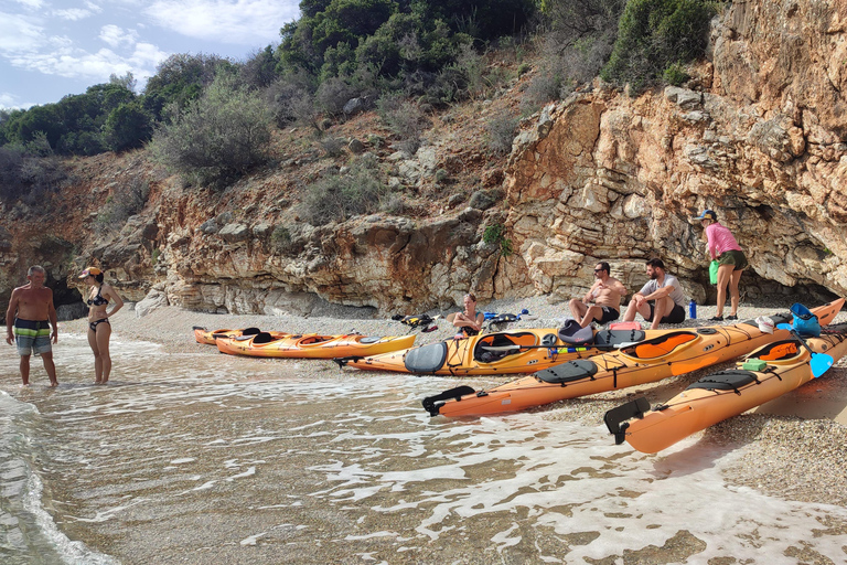 Porto del villaggio di Xiropigado: Tour della grotta dei pirati in kayak di mare