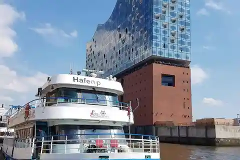 Hamburg: 1 hour harbor boat Tour Hamburg