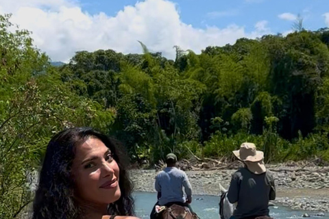 Medellín: Horseback Riding, Glamping, & Finca 360° view Stay