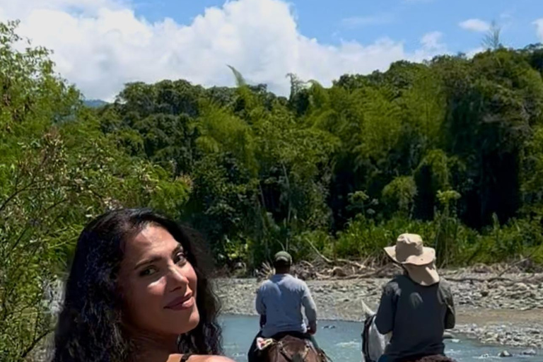 Medellín: Horseback Riding, Glamping, & Finca 360° view Stay