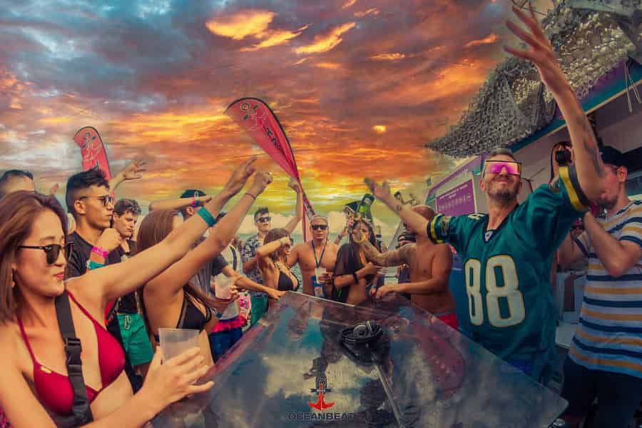 Ibiza-Formentera: Sunset Boat Party mit Getränken und Essen. Foto: GetYourGuide