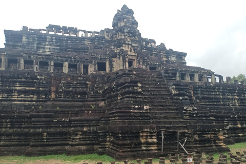 Wschód słońca w Angkor Wat z grupą współdzielącą