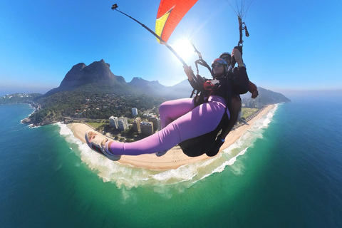 Paragliding flight with the most beautiful view of Rio de Janeiro Paragliding with the most beautiful view of Rio de Janeiro