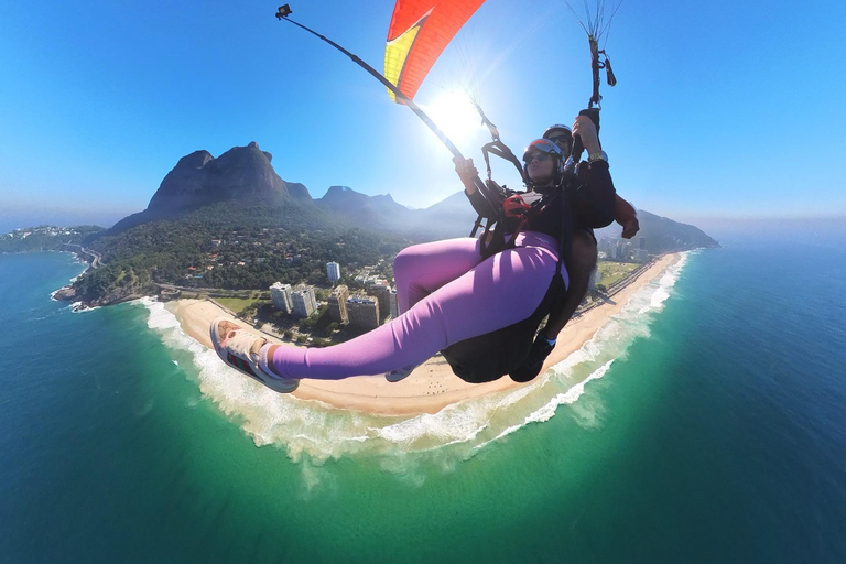Paragliding flight with the most beautiful view of Rio de Janeiro Paragliding with the most beautiful view of Rio de Janeiro