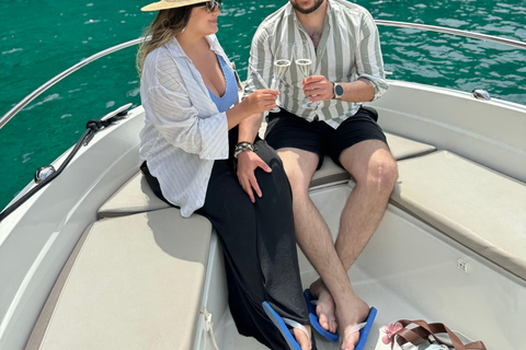 Zatoka Kotorska i Błękitna Jaskinia - prywatna wycieczka łodzią z bezpłatnymi napojamiPrywatna wycieczka łodzią po Zatoce Kotorskiej i Błękitnej Jaskini z bezpłatnymi nap