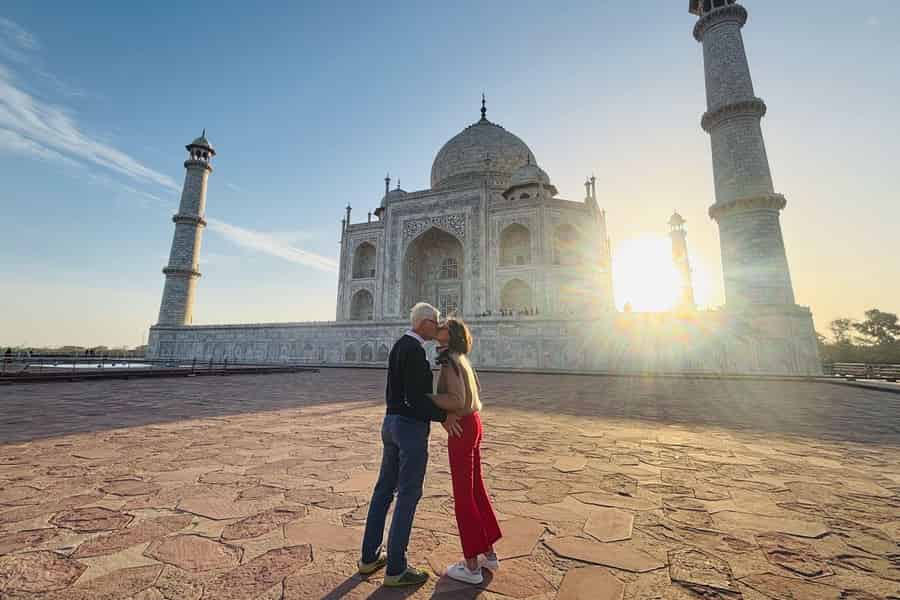 Delhi: Private Tour zum Taj Mahal bei Sonnenaufgang & Ticket ohne Anstehen. Foto: GetYourGuide Delhi: Private Tour zum Taj Mahal bei Sonnenaufgang & Ticket ohne Anstehen. Foto: GetYourGuide