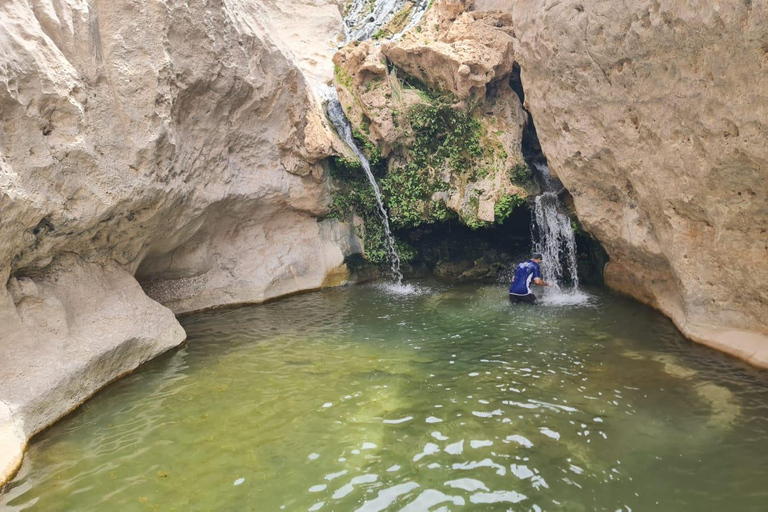 Muscat: Fins View, Wadi Jahal & Bimmah Tour
