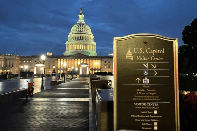 Washington DC: Tour notturno Hop-on Hop-off con navettaTour regolare