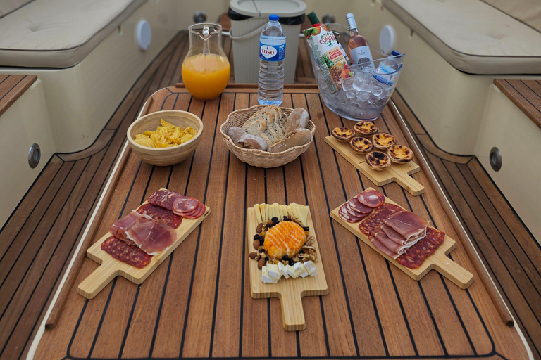 Lisbon: Tagus Motorboat Cruise Open Bar & Pro Guide Morning: Breakfast Motorboat Cruise with Open Bar