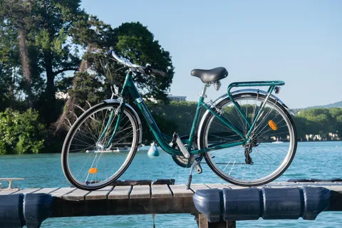 Yakapedaler: Scenic Rent-A-Bike Tour of Lake Annecy