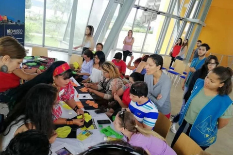 Panama City: Guna Mola Workshop with Indigenous Instructor