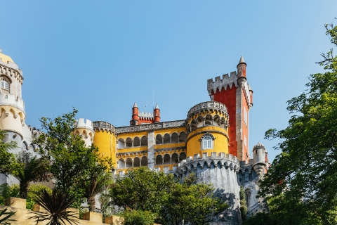 From Lisbon: Sintra and Cascais Small Group Full-Day Tour Tour in Portuguese w/ Pickup VIP Executive Éden Aparthotel