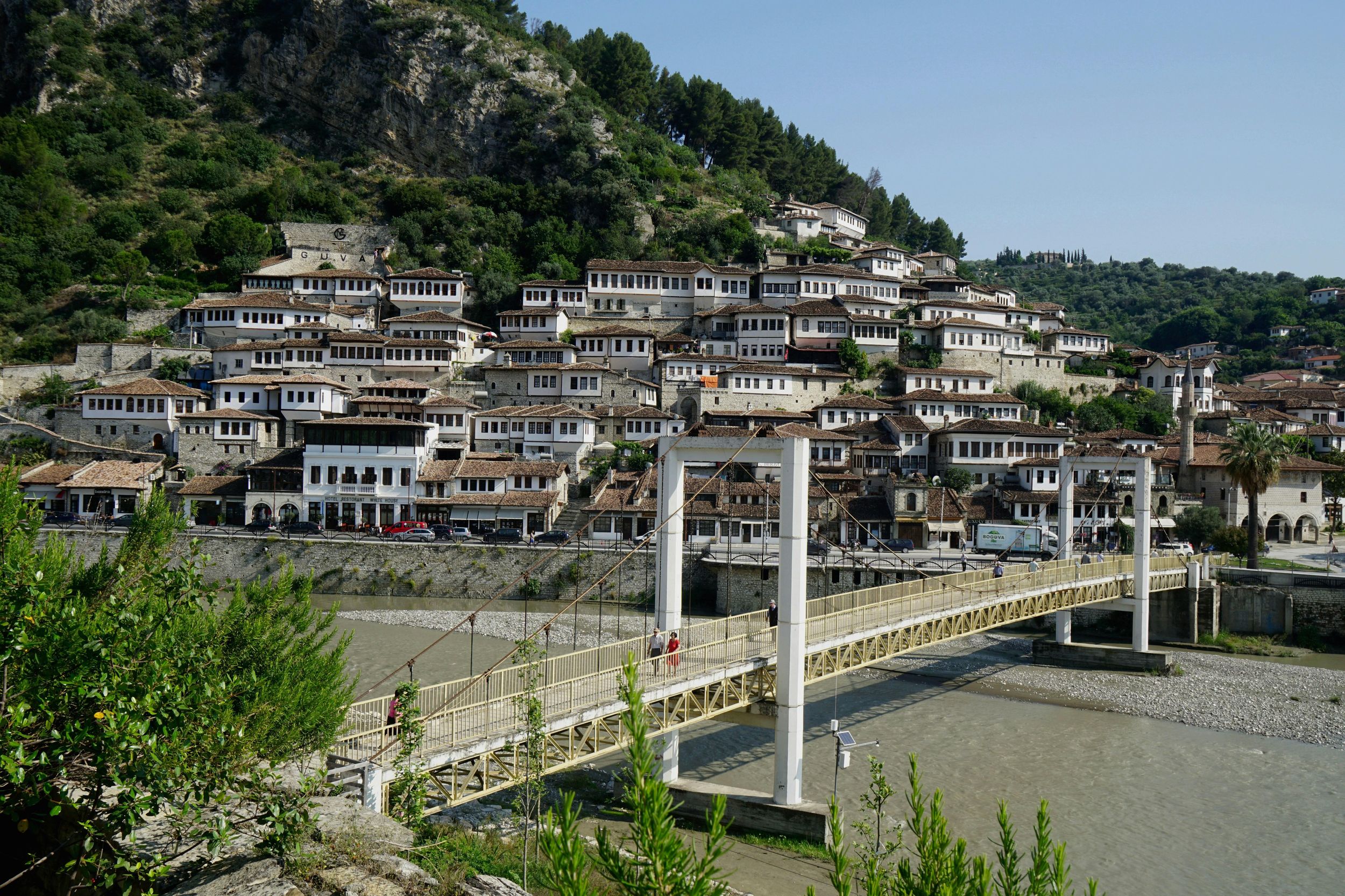 Ab Tirana: Private Tagestour nach Berat und zum Belshi-See
