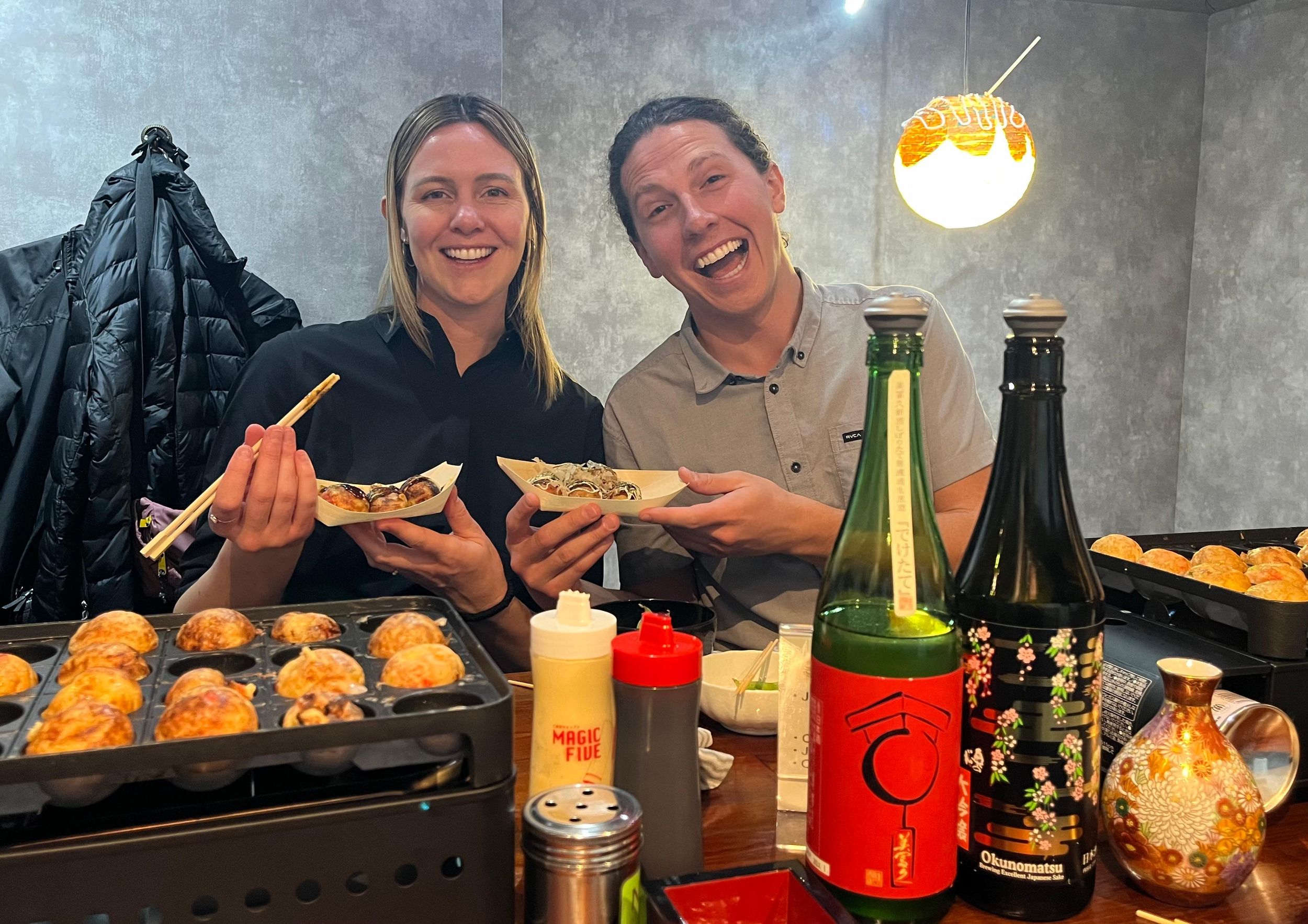 Sake-Verkostung in Osaka mit Takoyaki-Kochkurs