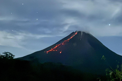 Yogyakarta: tour serale del vulcano Merapi per vedere la lavaYogyakarta: tour serale del vulcano Merapi con vista sulla lava