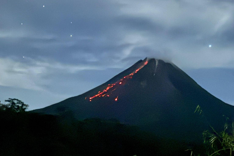 Yogyakarta: tour serale del vulcano Merapi per vedere la lavaYogyakarta: tour serale del vulcano Merapi con vista sulla lava