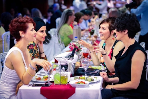 Istanbul : dîner-croisière nocturne sur le BosphoreDîner-croisière avec boissons alcoolisées locales à volonté