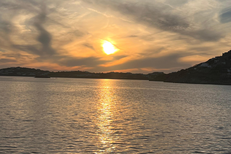 Mykonos: Crociera in catamarano al tramonto con esperienza Boho