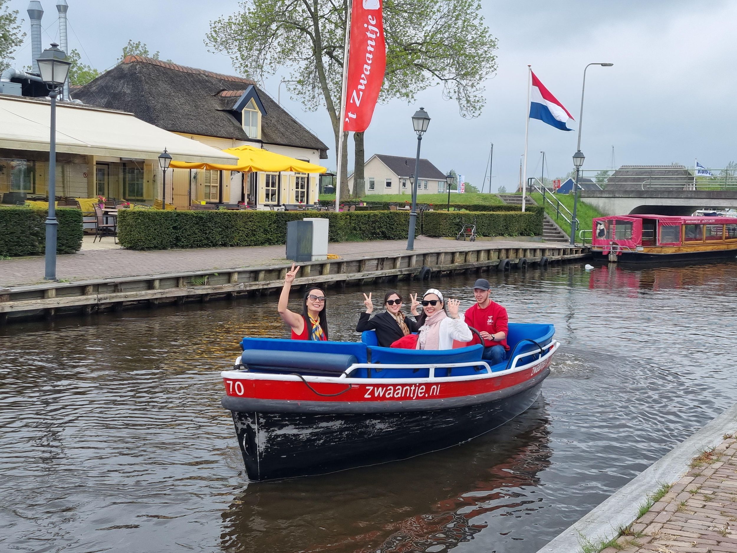 Giethoorn private Tour mit offenem Boot und einheimischem Kapitän