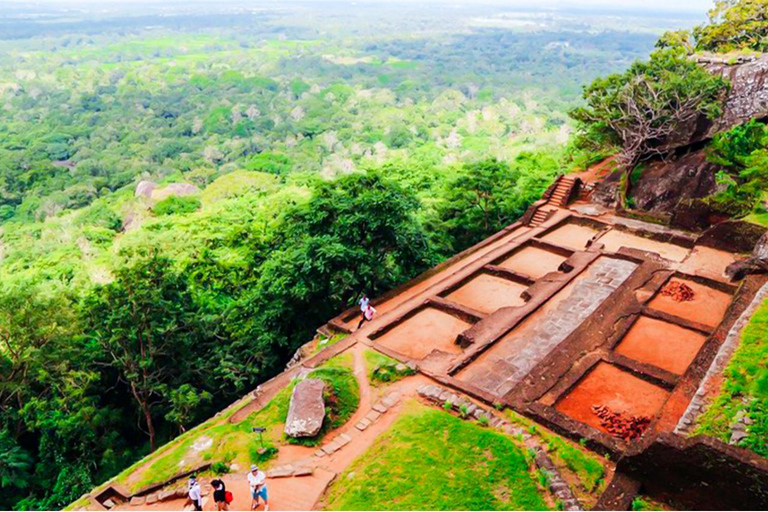 De Negombo: Pedra Sigiriya e cidade antiga de PolonnaruwaFom Negombo: Sigiriya Rock e antiga cidade de Polonnaruwa