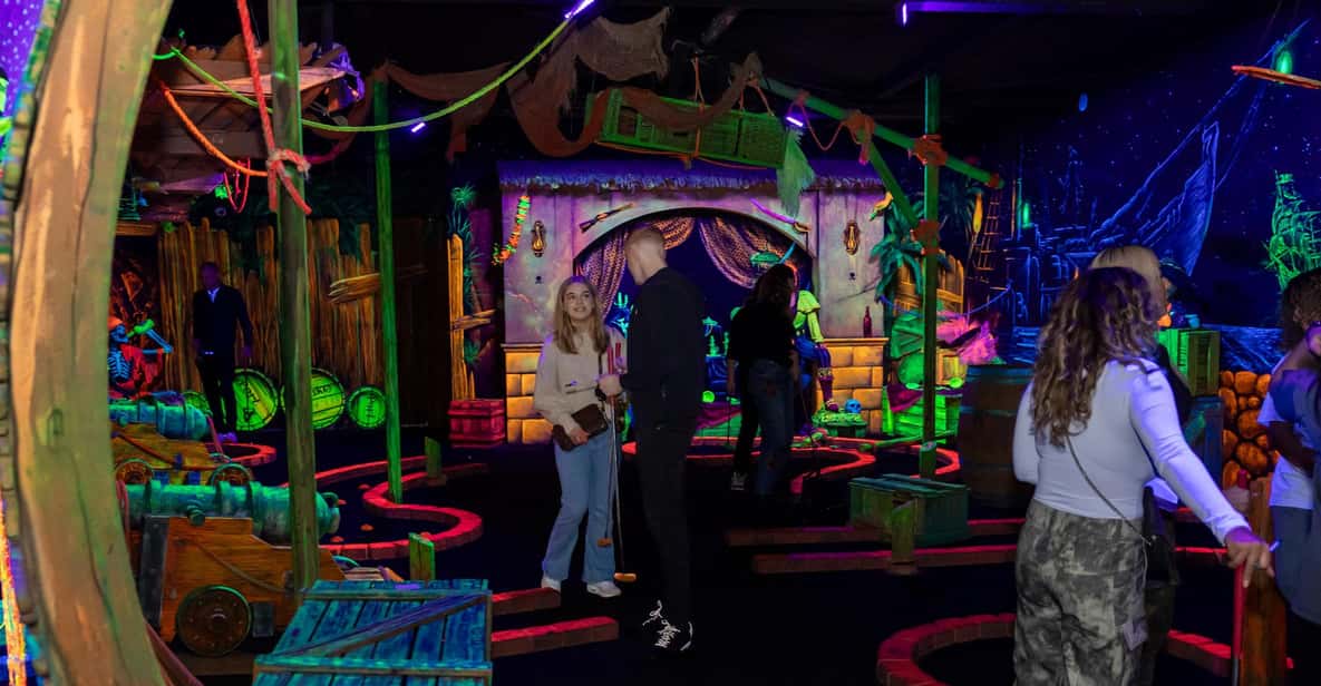 Afbeelding 11 van Aloha Amsterdam: 12-Hole Glow-in-the-Dark Minigolf