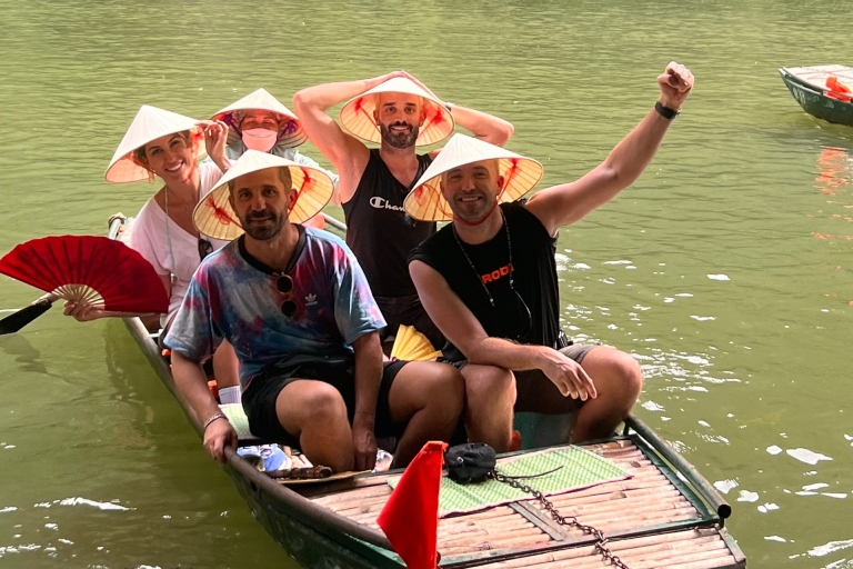 Desde Hanoi: tour de día completo en barco por Hoa Lu y Tam CocDesde Hanoi: tour de día completo en barco por Hoa Lu y Tam Coc - Compartido