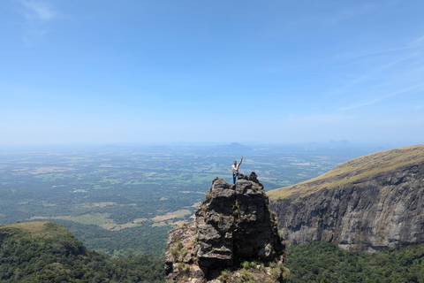 Da Kandy: escursione alle cime gemelle di Kanawiddagala e YahangalaDa Kandy: escursione alle due cime gemelle di Kanawiddagala e Yahangala