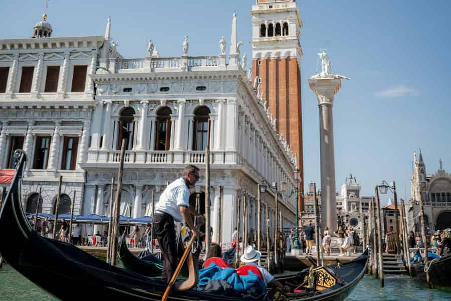 Venedig: 30-minütige Gondelfahrt auf dem Canal Grande und kleinen Kanälen. Foto: GetYourGuide Venedig: 30-minütige Gondelfahrt auf dem Canal Grande und kleinen Kanälen. Foto: GetYourGuide