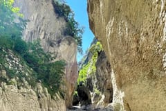Durrës/Golem: Tagestour zur Holta-Schlucht und zum Banja-See