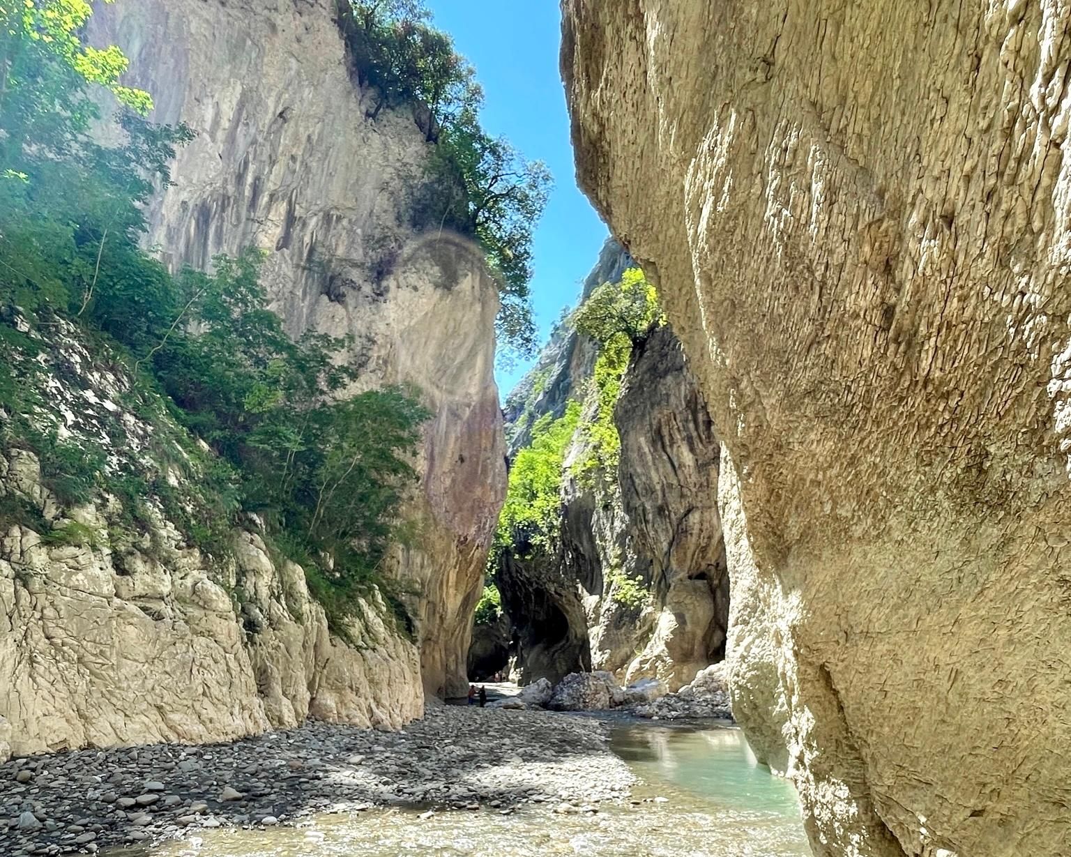 Ab Tirana/Durrës/Golem: Tagestour zur Holta-Schlucht und zum Banja-See