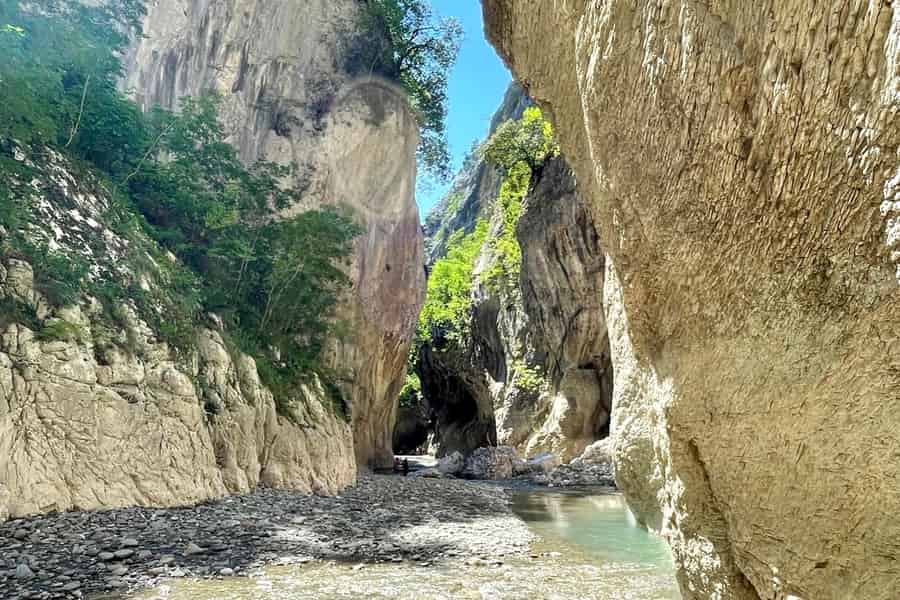 Durrës/Golem: Tagestour zur Holta-Schlucht und zum Banja-See. Foto: GetYourGuide Durrës/Golem: Tagestour zur Holta-Schlucht und zum Banja-See. Foto: GetYourGuide