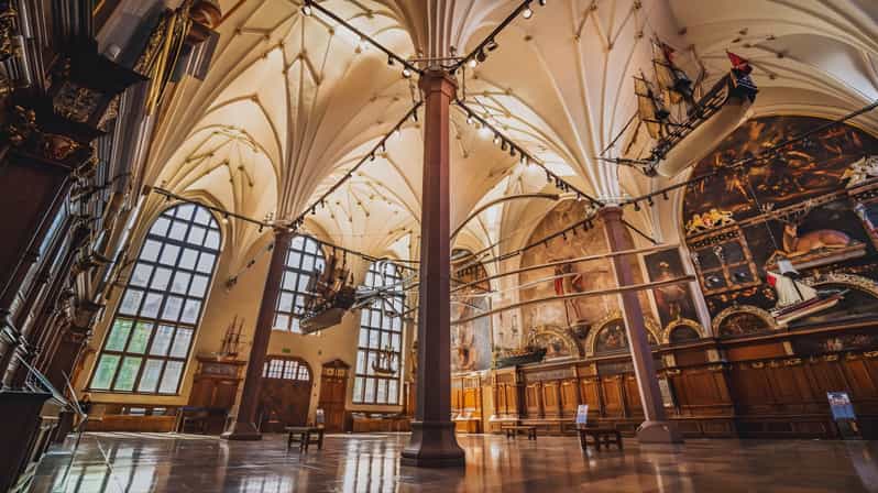 Gdańsk: Old Town Private Tour with Artus Court Visit