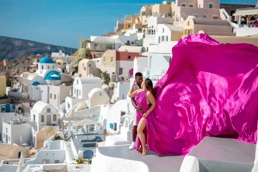 Santorini: Einzigartige Flying Dress Fotoshooting Erfahrung. Foto: GetYourGuide
