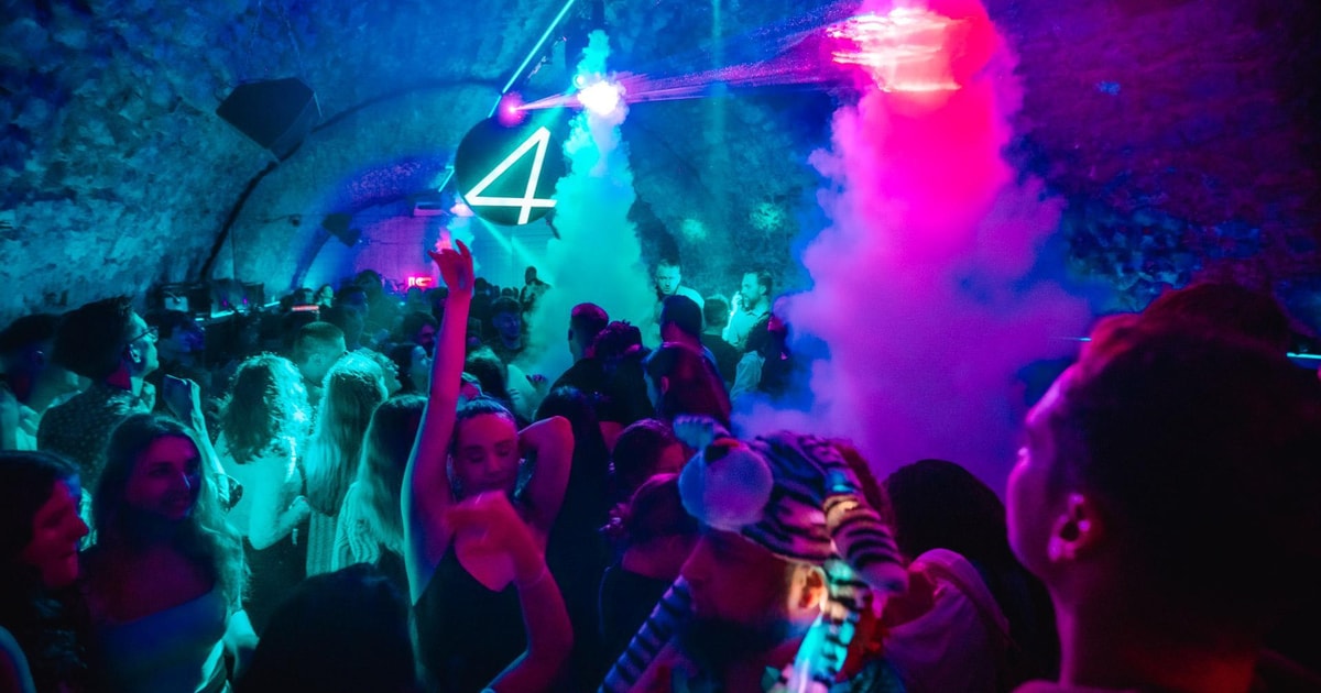 Entrada no clube VIP e reserva de cabine | GetYourGuide