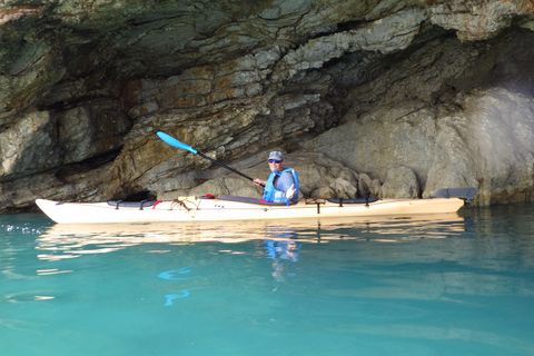 Porto del villaggio di Xiropigado: Tour della grotta dei pirati in kayak di mare