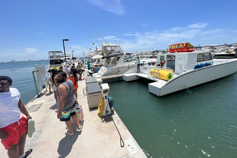 Miami: Crociera avventurosa con jetski, tubing e bevandePacchetto per 8 ospiti: tour con tariffe carburante e porto turistico