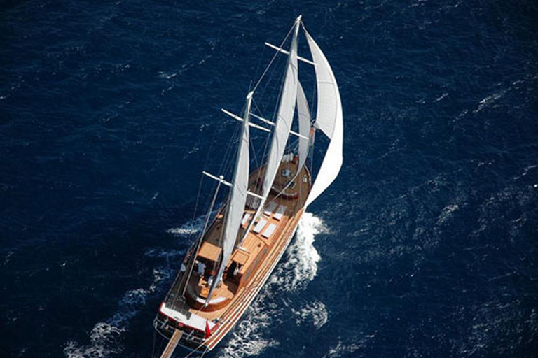 Lampedusa: Elegante tour in barca di un giorno con pranzo a bordoTour condiviso