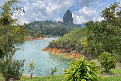 MEDELLÍN: GUATAPÉ, EL PEÑOL + PARAGLIDING!